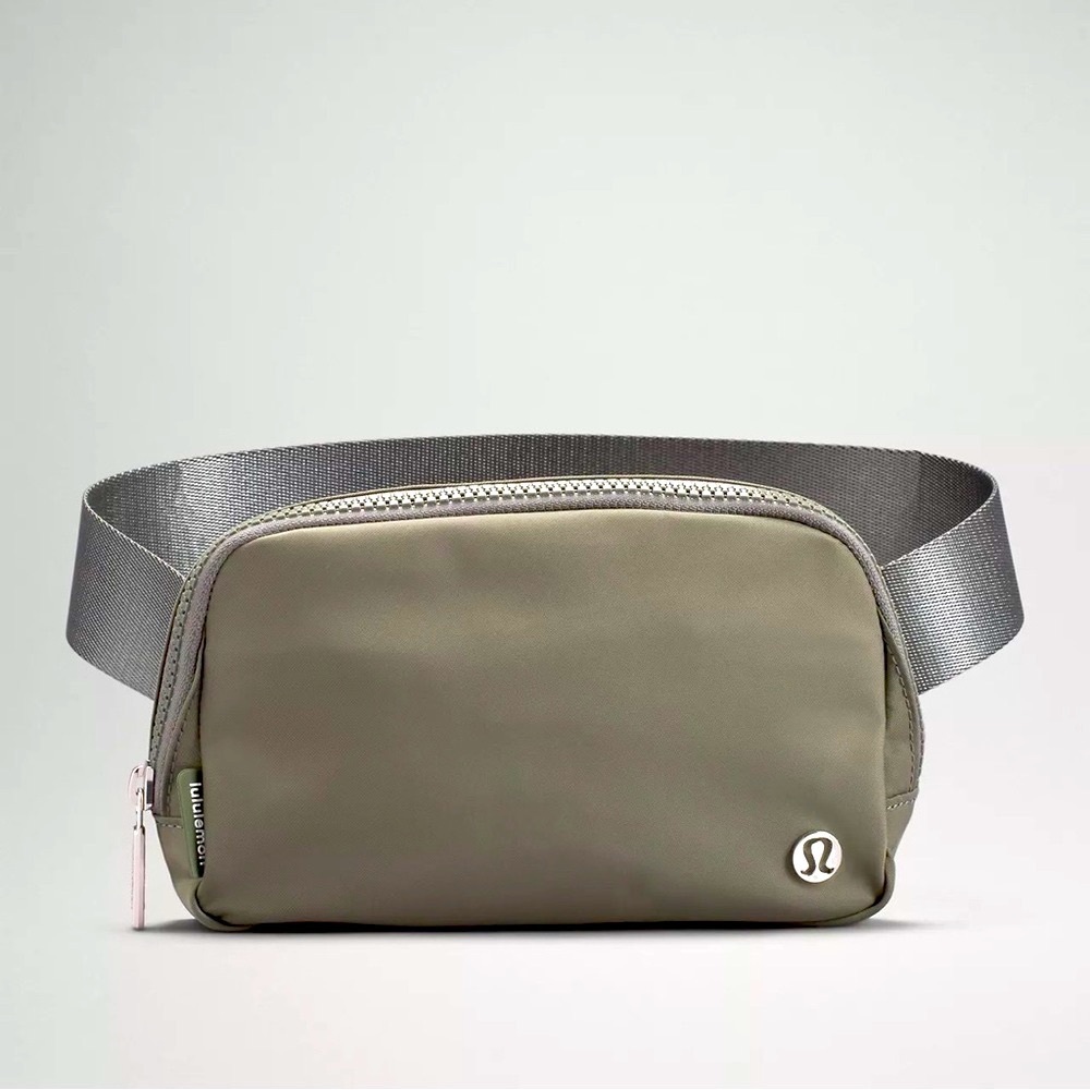💚NWT Lululemon Olive Green Belt Bag💚